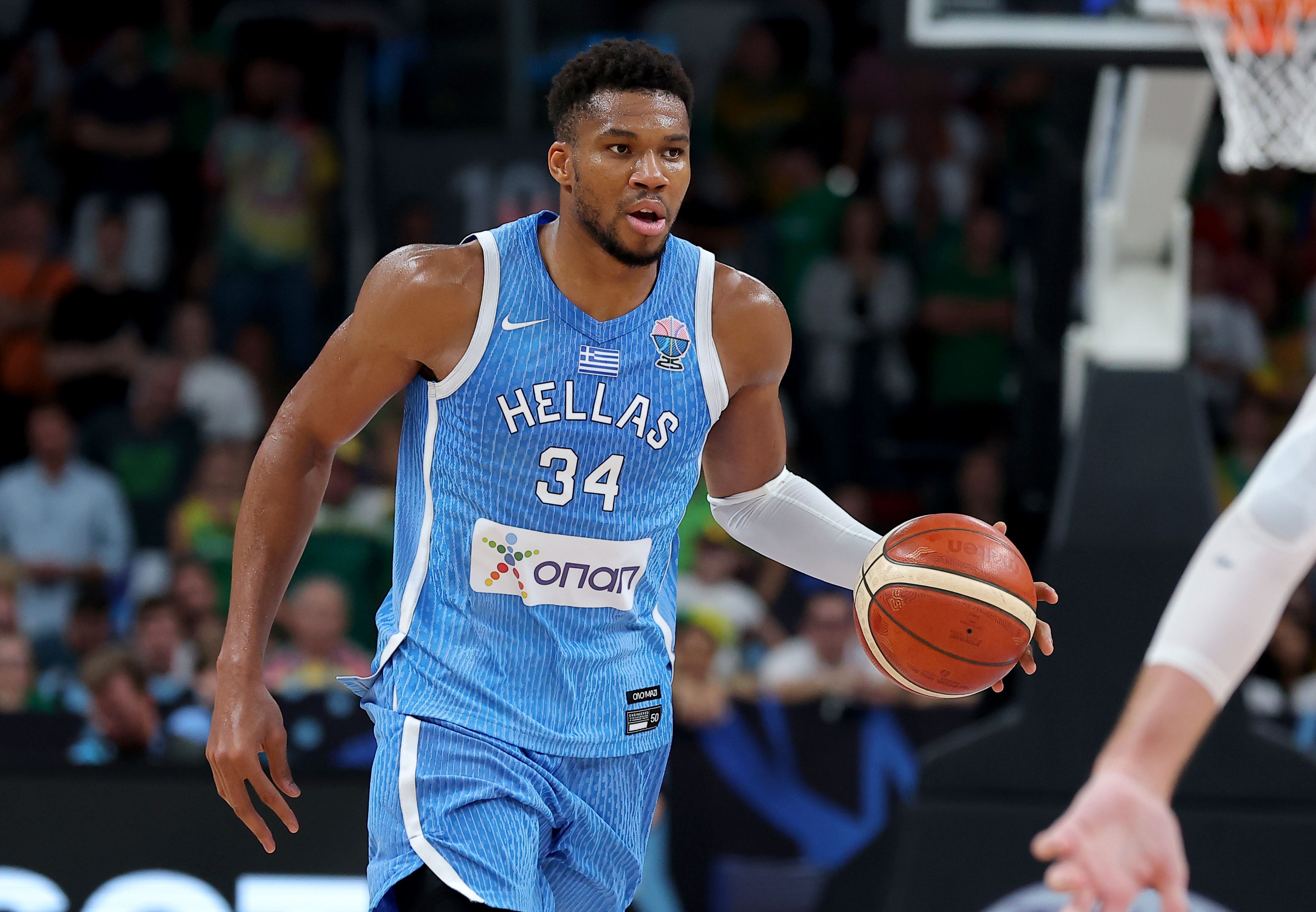 开云-希腊主帅谈字母哥蜕变：领袖气质凸显，场上积极发声，携手队友剑指胜利