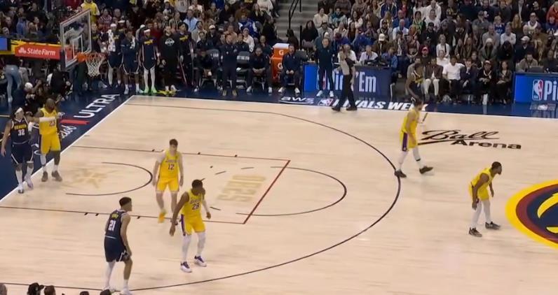 开云体育入口-湖人激战掘金！斯玛特狂打铁 蒂米惊艳 东契奇稳定输出