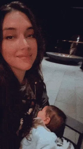 开云体育网址-家庭日！霍福德妻子分享全家在一起观看棒球转播的影片